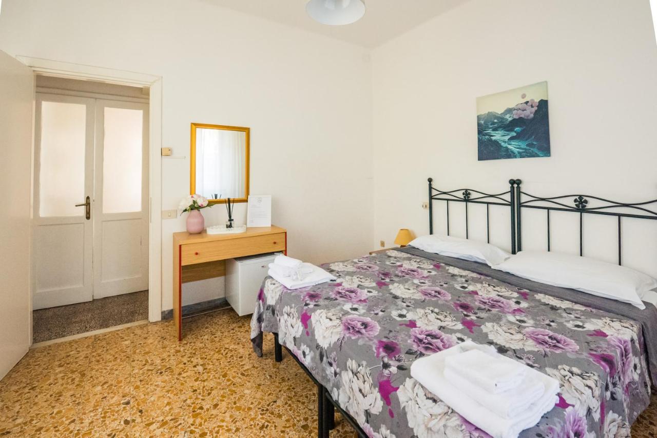 Casa Violetta Bed & Breakfast Marina di Massa Eksteriør billede